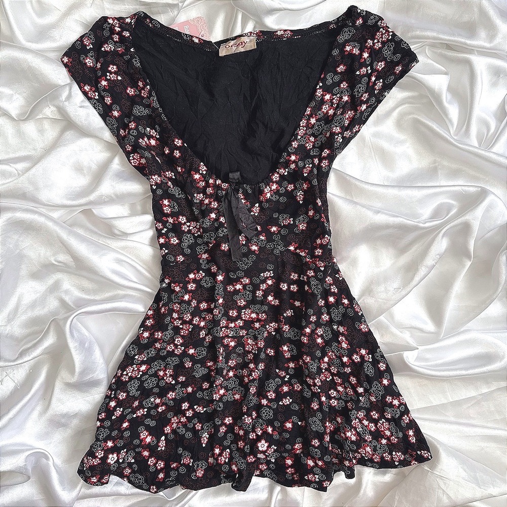 Orsay Floral Mini Dress Black Red Ditsy Flower V-Neck Ribbon Tie Cap Sleeve